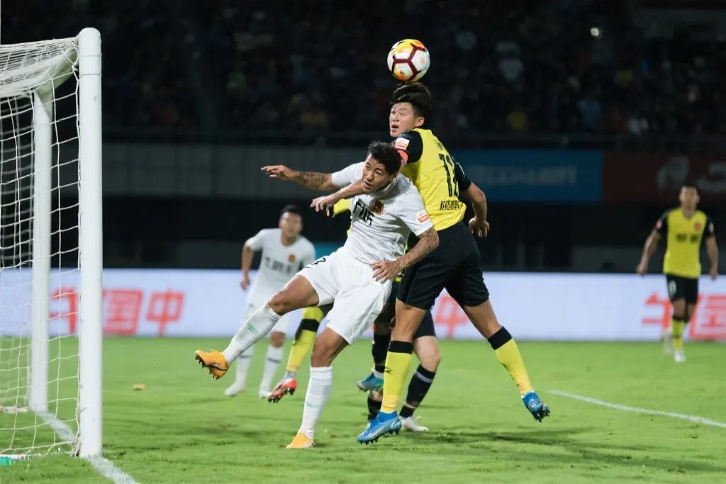 足球比赛中激烈的禁区内高空球争顶瞬间